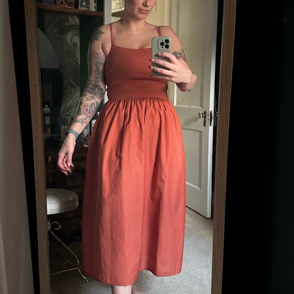 Women’s Uniqlo built in bra dress with pocketss